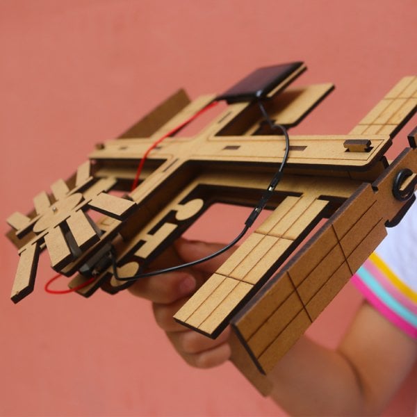 GÜNEŞ ENERJİSİYLE ÇALIŞAN UZAY İSTASYONU