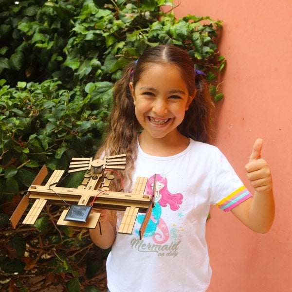 GÜNEŞ ENERJİSİYLE ÇALIŞAN UZAY İSTASYONU